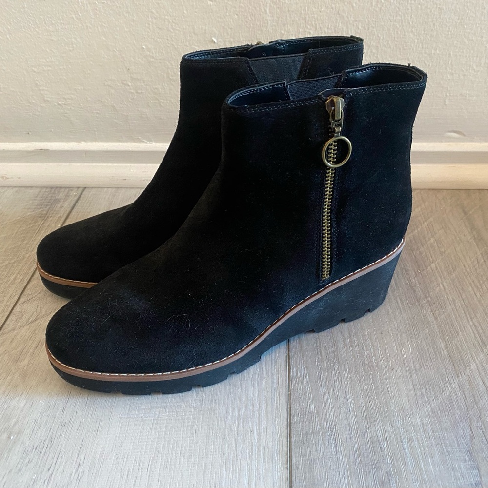 NWOT Vionic black suede ankle boots, size 9.5